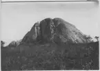 'Foton av kopjes i Angola. Granitberg vid Lépi. Inselberg. ::  :: Ingår i serie med fotonr. 4869-4870.'