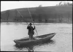 'Bildtext: ''Julius d´Auligné. På Lagan 1927. Vid flodpärlmusselfiske med saxtång. Saxtången förvaras på Göteborgs museums historiska avdelning.'' ::  :: Ingår i serie med fotonr. 5117:1-7.'