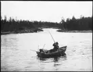 'Bildtext: ''Flodpärlmusselfiske i Pärlälven, Lappland. :: På baksidan står foto 1913. På fotot finns tryckt 1928. ::  :: Ingår i serie med fotonr. 5117:1-7.'