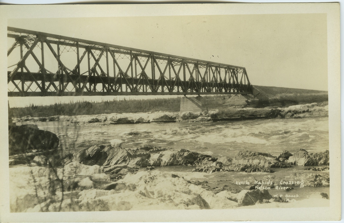 '''Kettla Rabids crossing Nelson river''. Bro över Nelson floden. ::  :: Ingår i serie Fotonr. 5218:1-12. Se även hela fotonr. 5202-5218 med bilder från Frits Johansen.'