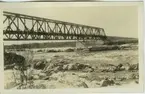 '''Kettla Rabids crossing Nelson river''. Bro över Nelson floden. ::  :: Ingår i serie Fotonr. 5218:1-12. Se även hela fotonr. 5202-5218 med bilder från Frits Johansen.'