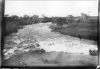 'Diverse fotografier från bl.a. dåvarande Nordrhodesia, nu Zambia, tagna av Konsul Magnus Leijer. ::  :: En forsande flod kantad av växtlighet.'