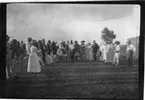 'Diverse fotografier från bl.a. dåvarande Nordrhodesia, nu Zambia, tagna av Konsul Magnus Leijer. ::  :: 1 st kvinna vid ett bord ger 1 st man en pokal. Omkring dem står ett 30-tal  kvinnor och män. Många med hattar.'