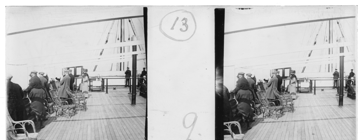 'Knappt 15 personer, kvinnor och män, på båten S.S. Sagas övre däck. Stolar längs relingen. :: Enligt text till fotot: ''North Sea voyage. Top deck, S.S. Saga.'' (Nordsjöseglats. Övre däck på S.S. Saga.) ::  :: Ingår i serie med fotonr. 5245:1-20, se även hela serien med fotonr. 5237-5267.'