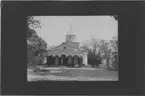 'Vy med byggnad, kyrka, liggande med träd omkring. ::  :: Se serie med fotonr. 5271:1-15. Serie fotonr 5269-5292, Stuxbergs resa till Kaukasien, 1897.'