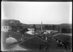 'Vy över del av stad med hus, över hustak. Gatuvy. Högt torn, minaret? ::  :: Ingår i serie med fotonr. 5276:1-20. Se även fotonr. 5269-5292 med bilder från Stuxbergs resa till Kaukasien.'