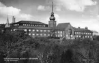 'Ingår i en serie med Fotonr. 5419 med Göteborgs Naturhistoriska museums olika vykort genom åren. ::  :: Vy över Göteborgs Naturhistoriska museums byggnad i Slottsskogen ritad av arkitekt Ernst Torulf, museet flyttade sin verksamhet hit, från ostindiska huset i Göteborg, 1923.'