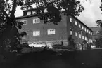 'Göteborgs Naturhistoriska museum oktober 1978: :: Södra gaveln av Göteborgs Naturhistoriska Museum med valvformad ingång och stentrappa med staket. Östra tegelväggen med utställning av block på stenmur. ::  :: Ingår i serie med fotonr. 5527:69-216.'