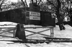 'Tillbyggnaden av Göteborgs Naturhistoriska Museum februari 1979. Skylt ''Bygger allt -överallt - Skånska cementgjuteriet bygger till Naturhistoriska muséet''. Byggbaracker, snö. ::  :: Ingår i serie med fotonr. 5527:69-216.'