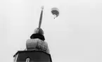 'Oktober 1979. Översta delen av tornet på Göteborgs Naturhistoriska Museum. Luftballong med texten ''FOTO-RADIO-TV''. ::  :: Ingår i serie med fotonr. 5527:69-216.'