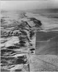 'Flygbild över San Andreasförkastningen. :: Enligt text på baksidan '' View looking south along San Andreas fault., Elkhorn Scarp. Carrizo Plains is on the right - Elkhorn is on the left.'' :: Ingår i serie med fotonr. 5664:1-3.'