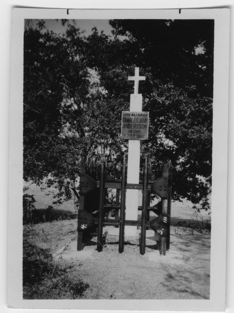 Bild på Charles J. Anderssons gravmonument. Text på graven är på engelska.