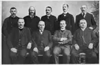 'Bildtext: ''Bild 336. Skogsvårdsstyrelsens tjänstemän år 1907. Stående: länsskogvaktarna Amandus Lindberg, J. Lindqvist, Gustaf Eliasson, A.K. Andersson, Edvard Carlsson. Sittande: länsskogvaktarna Sven Lundqvist och O.J. Lindberg, länsjägmästaren O.A. Beer och länsskogvaktaren August Löfstrand. Verksamma skogsodlare.'' Gruppbild på 5 stående och 4 sittande män. ::  :: Fotonr. 7048:47-58 indelad under rubriken ''Skogsskötselns administration i Göteborgs och Bohus län''. Ingår i serie med fotonr. 7046:1-383, 7047:1-33 och 7048:1-67 med bilder från  Länsjägmästare John Lindners bildarkiv.'