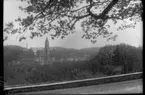 Utsikt från Göteborgs Naturhistoriska museum i Slottsskogen (från ett av fönsteren i Botaniska rummet) åt sydost. Vy mot Annedalskyrkan ev. med byggställning.