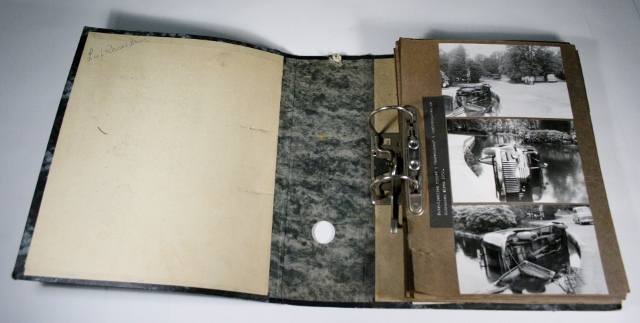 Fotoalbum med bilder fra politiet i Bergen, inkl. bl.a. biler, oppstilling, fyllearresten, båt, hytte og laboratorium og kommunistisk demonastrasjon. Ca. 40-50 sider