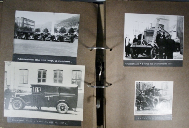 Fotoalbum med bilder fra politiet i Bergen, inkl. bl.a. biler, oppstilling, fyllearresten, båt, hytte og laboratorium og kommunistisk demonastrasjon. Ca. 40-50 sider