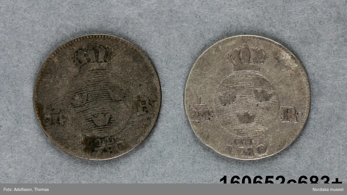 Två likadana mynt.