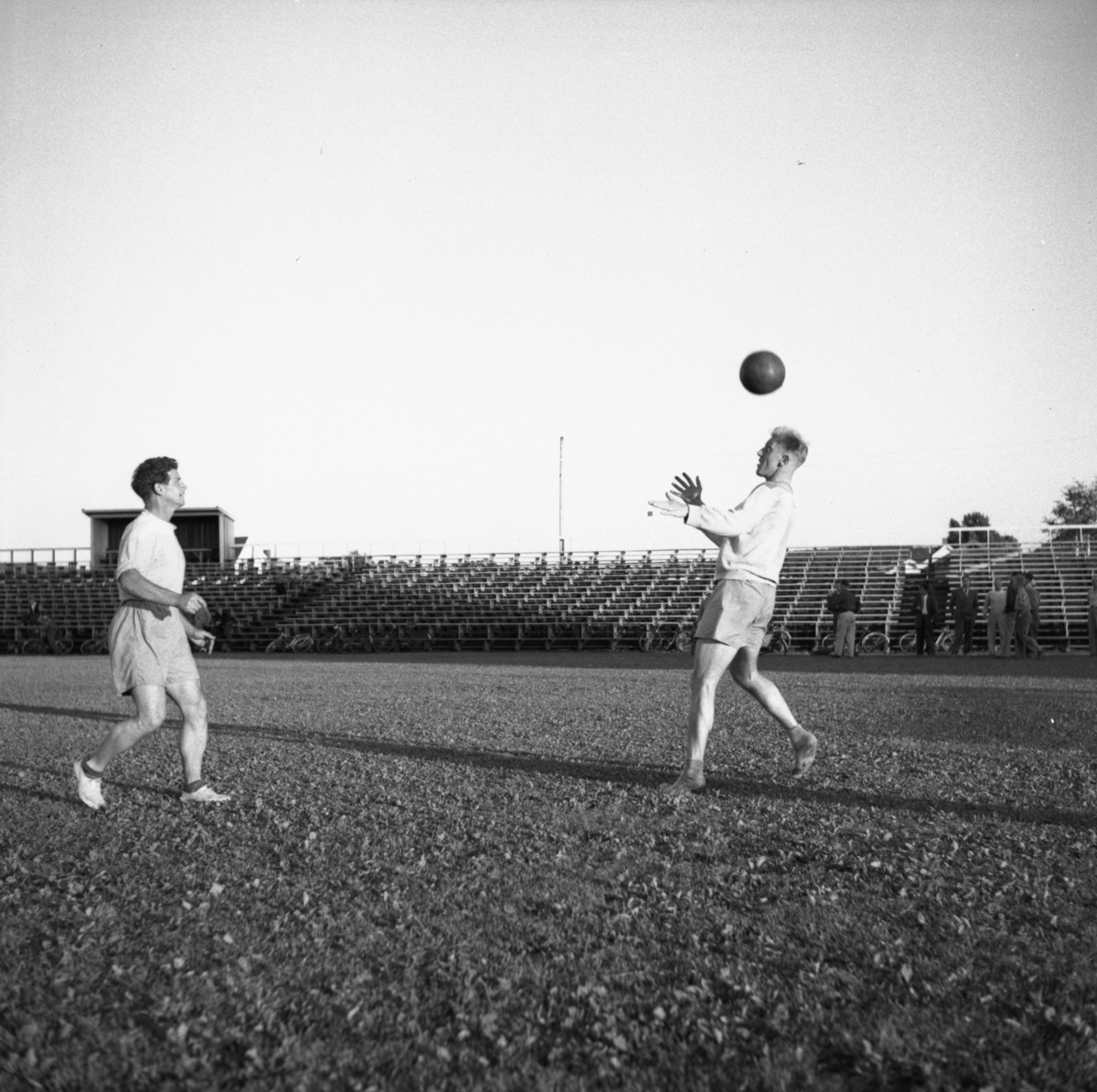 Vardens arkiv. "Pors trener foran 4 runde" 19.08.1953