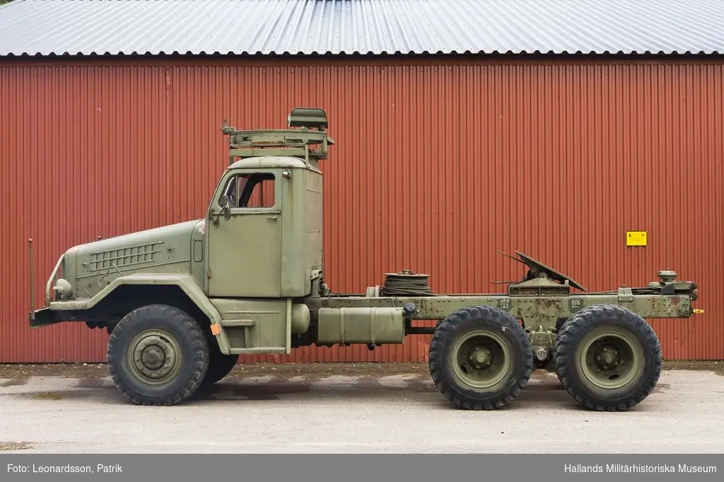 Prototyp för Scania Vabis L82. Kallades i folkmun för Myrsloken, och är originaldragfordonet till 12 cm luftvärnsautomatkanonen FM 1. Har en Scania-motor med 8 cylindrar. Den serietillverkade Myrsloken fick 6 cylindrar och användes i många olika utföranden. 

12 cm luftvärnsautomatkanonen FM 1 går att se på GLV.000002.