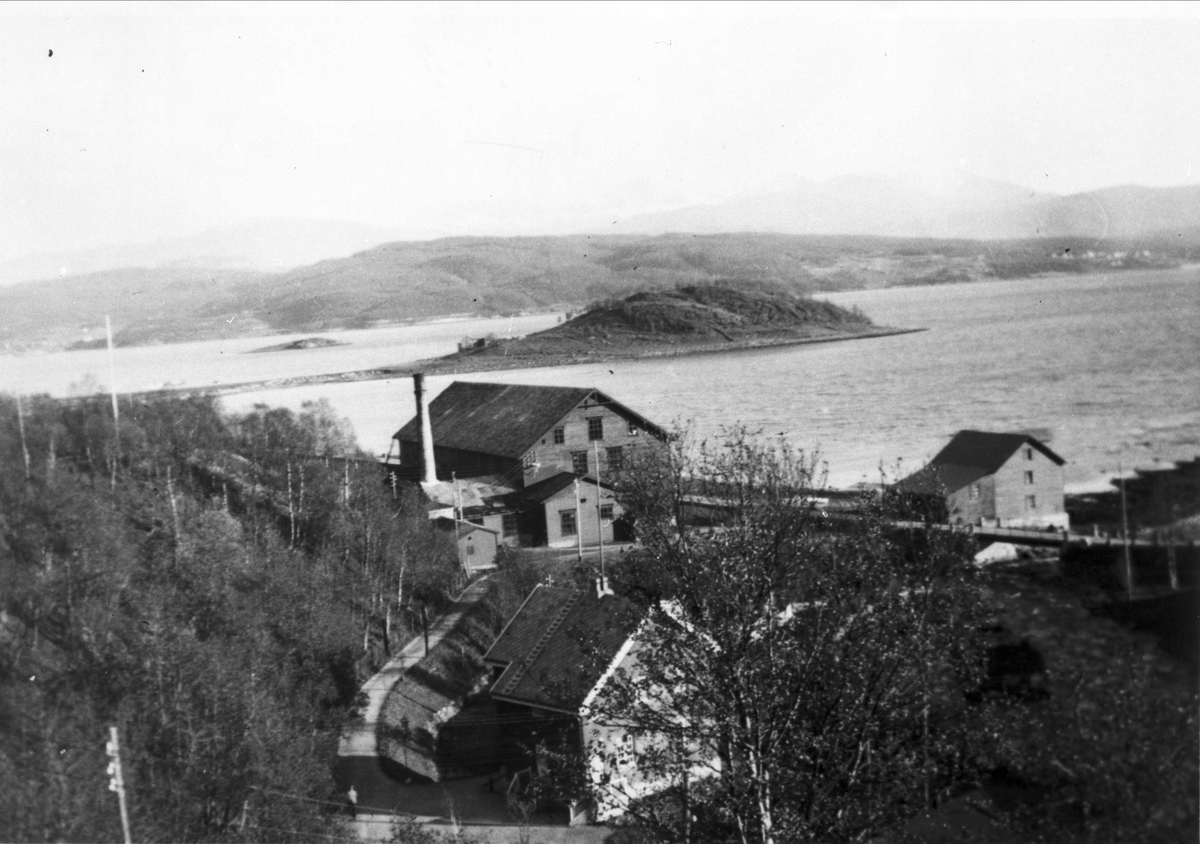 Gausvik Uldvarefabrik og "Mølla" til høyre.