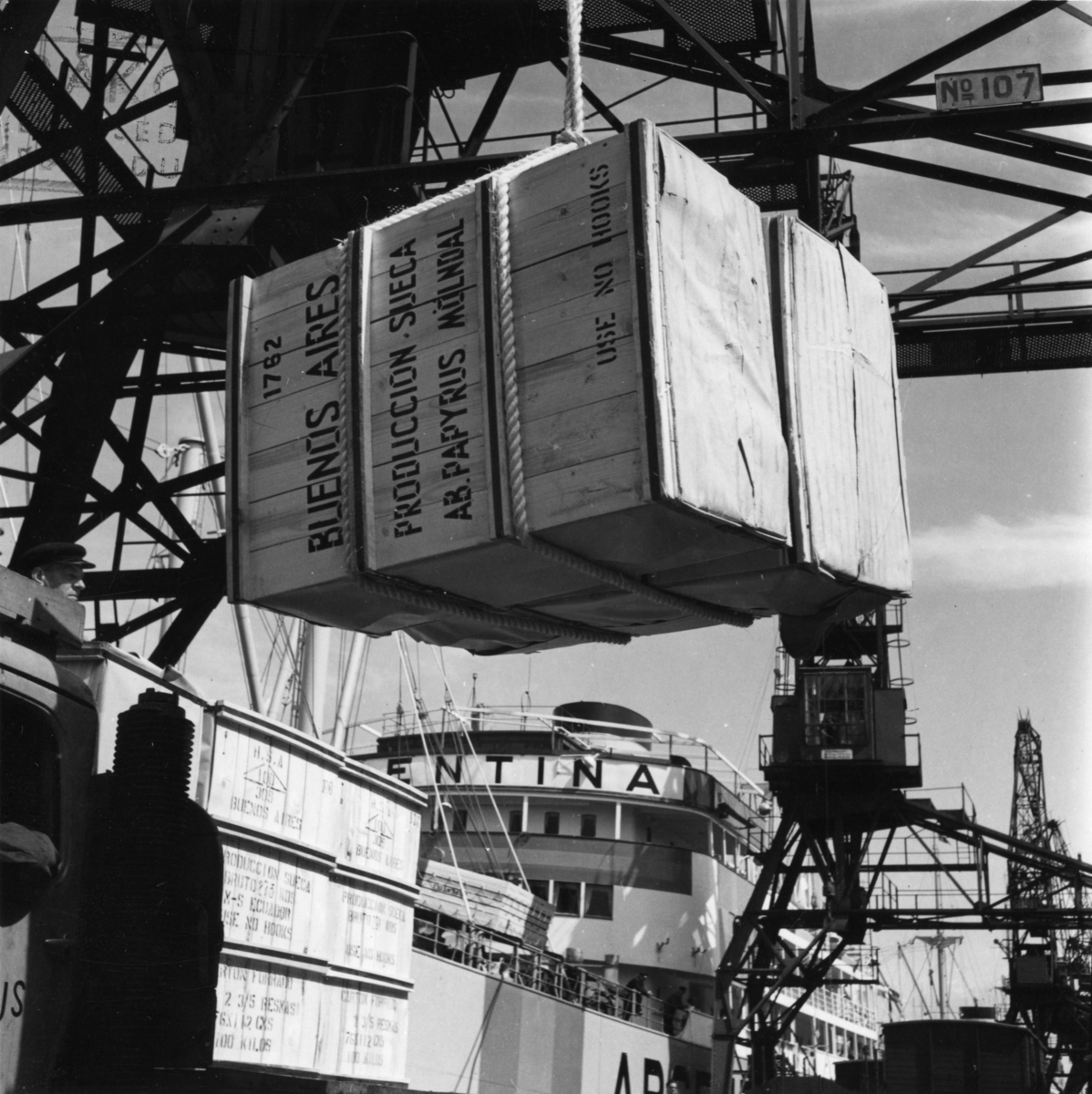 Lastning vid Frihamnspiren i Göteborg. 

Fartyget på bilden är M/S Argentina II. Argentina byggdes på Götaverken 1943. Hon sjösattes 28 augusti 1942, samt gick på provtur och levererades sedan den 27 januari 1943. Gjorde under återstoden av kriget ett flertal lejdresor till Argentina och Brasilien. Svenska exportvaror ner, samt en rad livsnödvändiga produkter hem bl.a. spannmål. Tidvis mellan lejdresorna när hon väntade på utväxling låg hon upplagd i Göteborg. Befälhavare när hon gick ut på första resan var K. Andreasson samt Maskinchef var J. Elowsson. Denna fartygsserie som byggdes för Johnson (Nordstjernan) mellan 1935 och 1948 bestod av 21 fartyg. Sjutton av dom var byggda på Götaverken samt fyra av dom var utlagda för byggnation på Kockums. Det var systerfartyg alltså byggda på samma ritningar, men naturligtvis skedde en del smärre förändringar genom åren. Men rent utseendemässigt är det väldigt svårt för en amatör att se skillnad på fartygen. Men en sak som skiljer om man vet om det är placering och antal fönster (ventiler) på förkant promenaddäck, alltså däck nummer två. På Argentina I, den som byggdes 1935 och minsprängdes 1942, fanns det på förkanten här 16 fönster (ventiler), de gick ända ut till rundningen på sidan av bygget. Medan däremot Argentina II (den på bilden) som byggdes 1943 endast hade 12 fönster (ventiler) på förkant detta däck, och de gick inte heller hela vägen ut till rundningen (sidan). 

När det gäller M/S Argentina I, detta fartygsnamne, kommer här en redogörelse för dess öde. Den sista resan anträdes 3 april 1942. Destinationen för resan var Buenos Aires i Argentina, I lasten ingick bland annat papper från AB Papyrus.

M/S Argentina I gick i lejdetrafik under Andra Världskriget och resan till Buenos Aires gjordes i sällskap med bolagsfartyget Annie Johnson. Från Buenos Aires gick man senare vidare till Santos i Brasilien.

15 juli 1942 lämnade man Santos i följe med Svenska Amerika Mexiko Liniens M/S Uddeholm.  Den 6 juli körde de två fartygen på en tysk minspärr 30 sjömil sydväst om Kristiansand. Först gick Uddeholm på. Där klarade sig hela besättningen. Därefter var det M/S Argentinas tur. Detta fartyg sjönk på två minuter. Fyra man omkom varav två ur besättningen, en kontrollofficer och en passagerare.