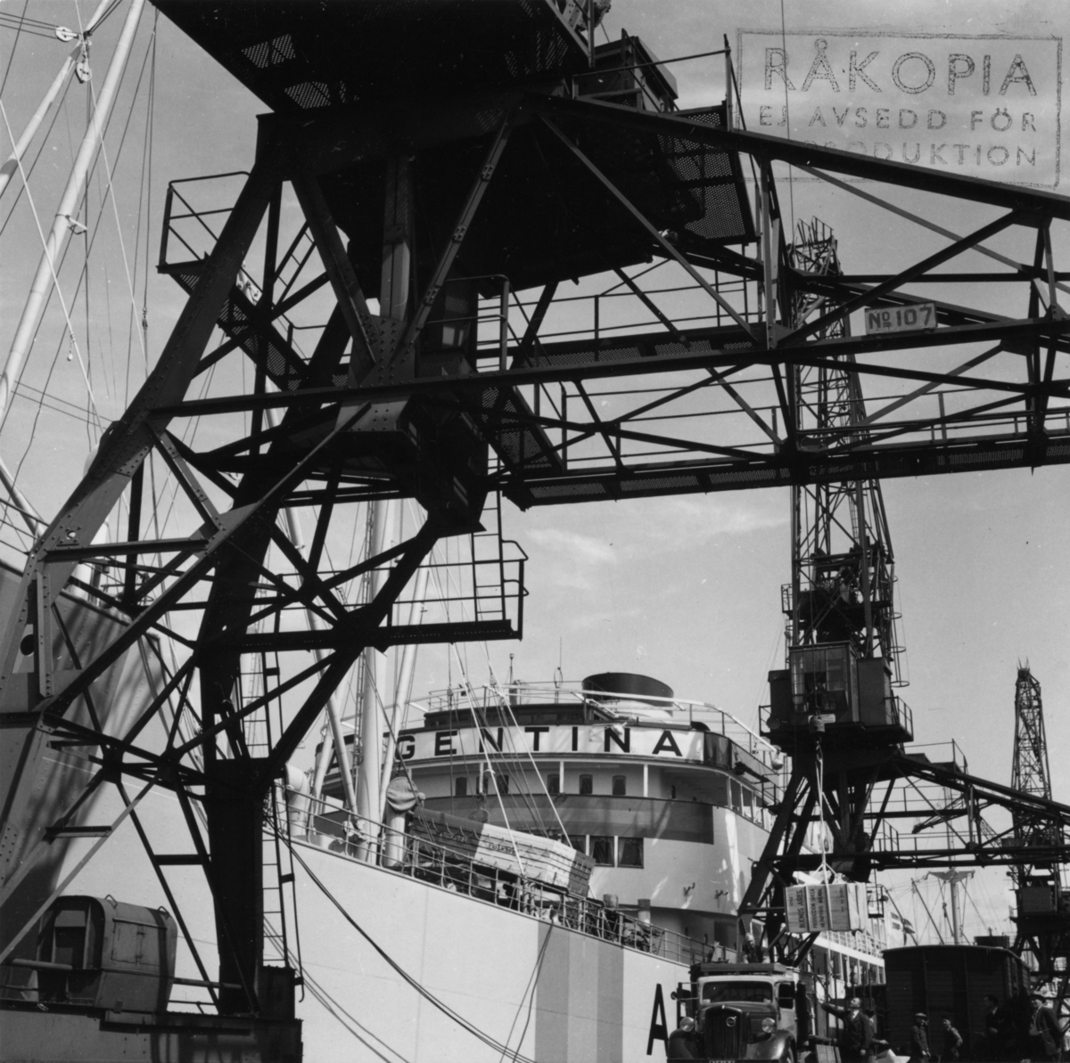 Lastning vid Frihamnspiren i Göteborg. 

Fartyget på bilden är M/S Argentina II. Argentina byggdes på Götaverken 1943. Hon sjösattes 28 augusti 1942, samt gick på provtur och levererades sedan den 27 januari 1943. Gjorde under återstoden av kriget ett flertal lejdresor till Argentina och Brasilien. Svenska exportvaror ner, samt en rad livsnödvändiga produkter hem bl.a. spannmål. Tidvis mellan lejdresorna när hon väntade på utväxling låg hon upplagd i Göteborg. Befälhavare när hon gick ut på första resan var K. Andreasson samt Maskinchef var J. Elowsson. Denna fartygsserie som byggdes för Johnson (Nordstjernan) mellan 1935 och 1948 bestod av 21 fartyg. Sjutton av dom var byggda på Götaverken samt fyra av dom var utlagda för byggnation på Kockums. Det var systerfartyg alltså byggda på samma ritningar, men naturligtvis skedde en del smärre förändringar genom åren. Men rent utseendemässigt är det väldigt svårt för en amatör att se skillnad på fartygen. Men en sak som skiljer om man vet om det är placering och antal fönster (ventiler) på förkant promenaddäck, alltså däck nummer två. På Argentina I, den som byggdes 1935 och minsprängdes 1942, fanns det på förkanten här 16 fönster (ventiler), de gick ända ut till rundningen på sidan av bygget. Medan däremot Argentina II (den på bilden) som byggdes 1943 endast hade 12 fönster (ventiler) på förkant detta däck, och de gick inte heller hela vägen ut till rundningen (sidan). 

När det gäller M/S Argentina I, detta fartygsnamne, kommer här en redogörelse för dess öde. Den sista resan anträdes 3 april 1942. Destinationen för resan var Buenos Aires i Argentina, I lasten ingick bland annat papper från AB Papyrus.

M/S Argentina I gick i lejdetrafik under Andra Världskriget och resan till Buenos Aires gjordes i sällskap med bolagsfartyget Annie Johnson. Från Buenos Aires gick man senare vidare till Santos i Brasilien.

15 juli 1942 lämnade man Santos i följe med Svenska Amerika Mexiko Liniens M/S Uddeholm.  Den 6 juli körde de två fartygen på en tysk minspärr 30 sjömil sydväst om Kristiansand. Först gick Uddeholm på. Där klarade sig hela besättningen. Därefter var det M/S Argentinas tur. Detta fartyg sjönk på två minuter. Fyra man omkom varav två ur besättningen, en kontrollofficer och en passagerare.