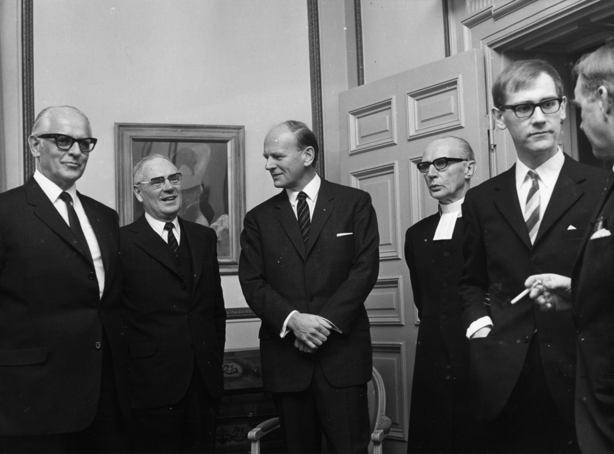 Utdelning av minnesgåvan den 31/10 1970. Middag på Villa Papyrus. (75-årsjubileum).
Överingenjör William Tibell, Gösta Andersson, Kjell-Eric Bergqvist, kamrer Lennart Levén, ? Franzén.