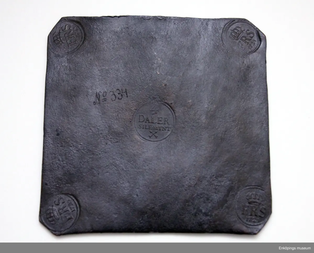 Plåtmynt av koppar. Myntet har två olika stämplar i hörnen, krona följt av FRS 1723. FRS= Fredrik (Rex Sveciae) svensk kung 1720- 1751. Stämpeln i mitten av myntet 4 DALER Silfmynt, två korslagda pilar.