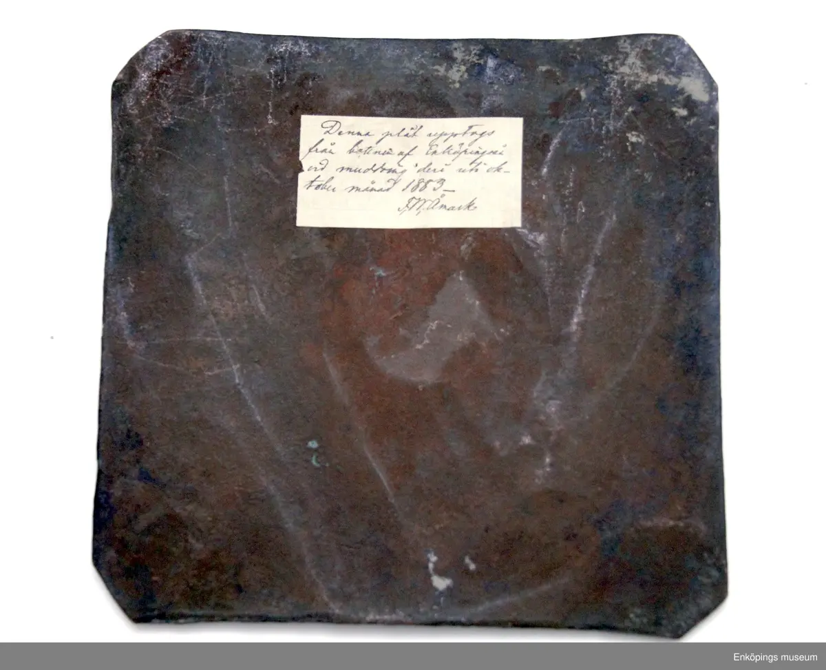 Plåtmynt av koppar. Myntet har två olika stämplar i hörnen, krona följt av FRS 1723. FRS= Fredrik (Rex Sveciae) svensk kung 1720- 1751. Stämpeln i mitten av myntet 4 DALER Silfmynt, två korslagda pilar.