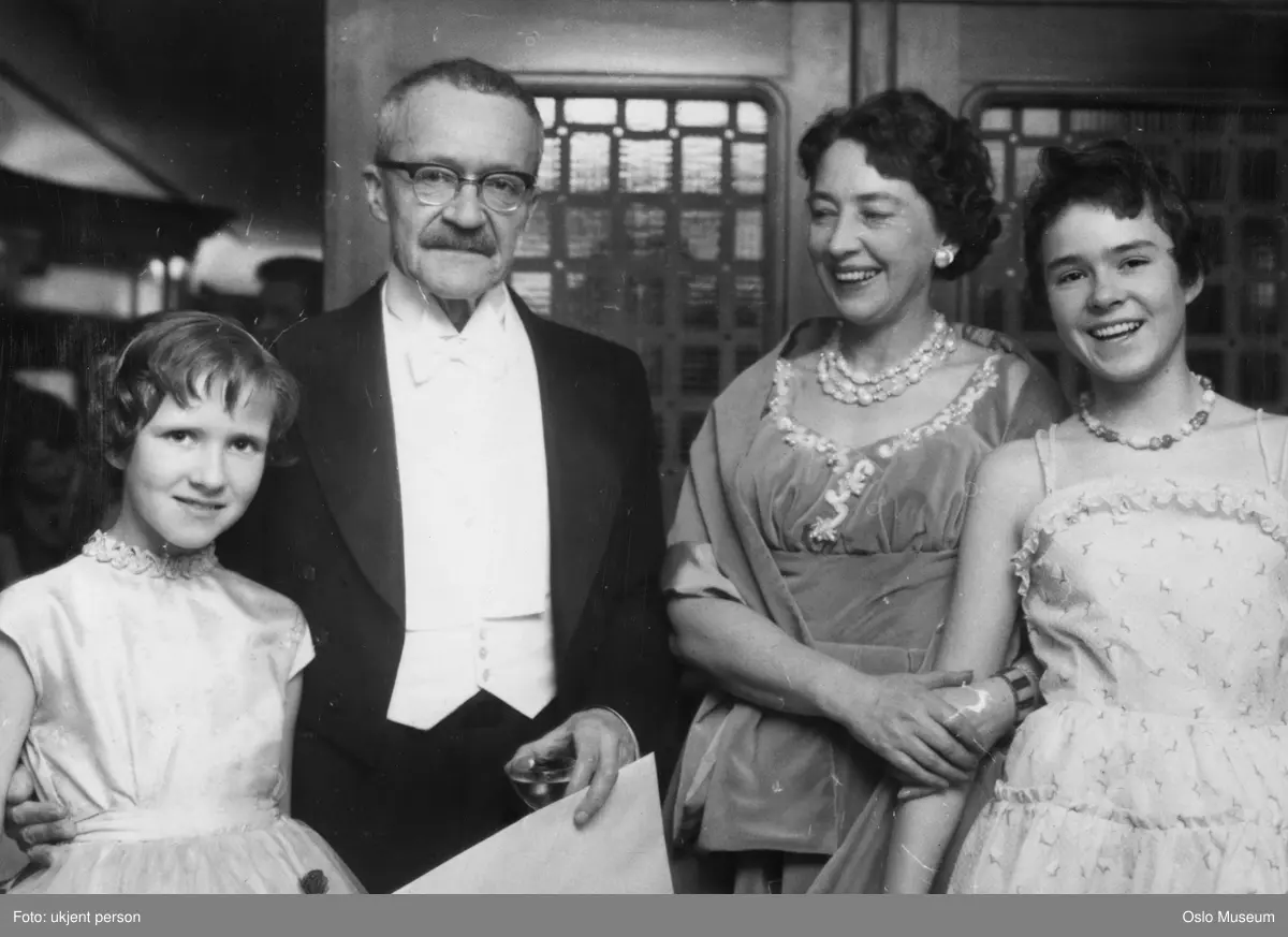 familiegruppe, mann, forfatter, 70-årsjubilant, kvinne, jenter