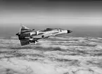 Provflygplan JA 37 Viggen nummer 51 flyger ovan moln. Med robot 71 Skyflash monterade.