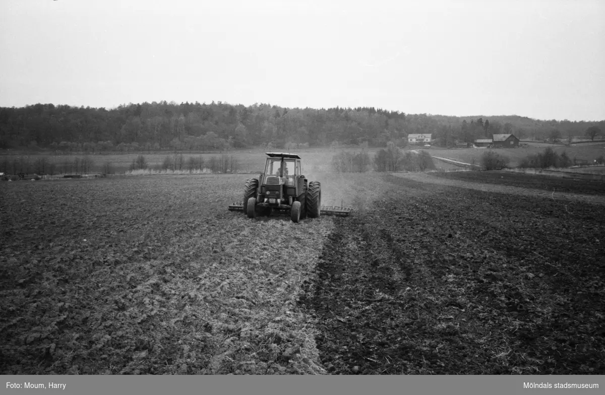 Vårbruk i Lindome, år 1983. Bertil Åkesson kör sin traktor.

För mer information om bilden se under tilläggsinformation.