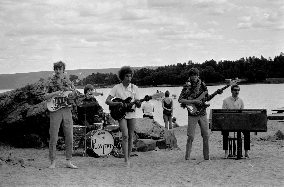 Popgruppa The Pussycats spiller på Hvalstrand i forbindelse med TV-programmet Op-erasjon Hvalstrand. Fra venstre gitarist Trond Graff, trommer Friedel Brandt, gitarist Ottar Aasegg, vokalist og bassist Sverre Kjelsberg og organist Ingemar Stjerndahl.