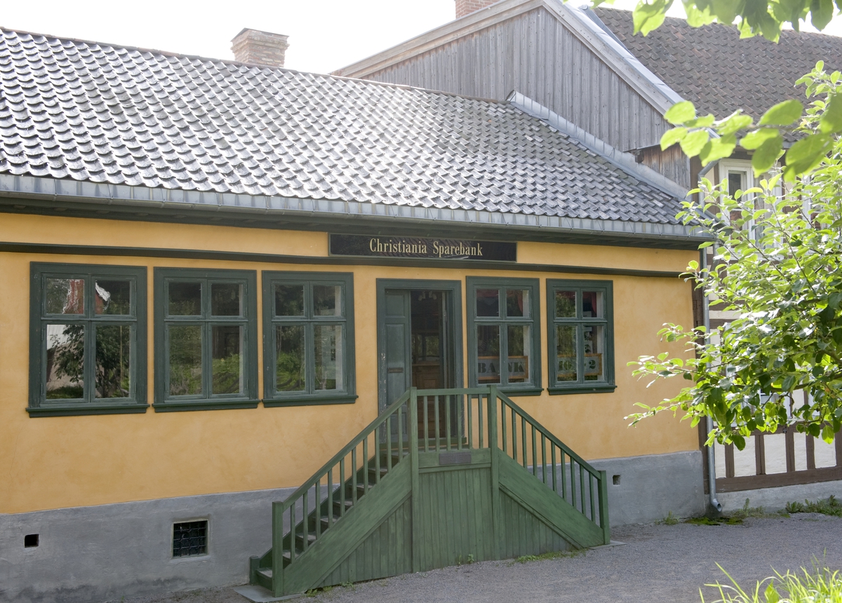Forstadshus fra Rødfyllgata 21 i Vaterland. Overført til Norsk Folkemuseum i 1956-57, gjenoppført 1995. Huser en utstilling om norsk sparebankvirksomhet.