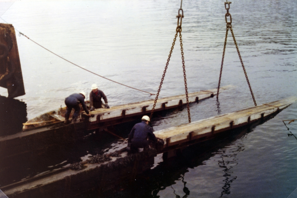 Arbeid med forlengelse av beddingen på KMV. Beddingen lå rett nord for dokka.