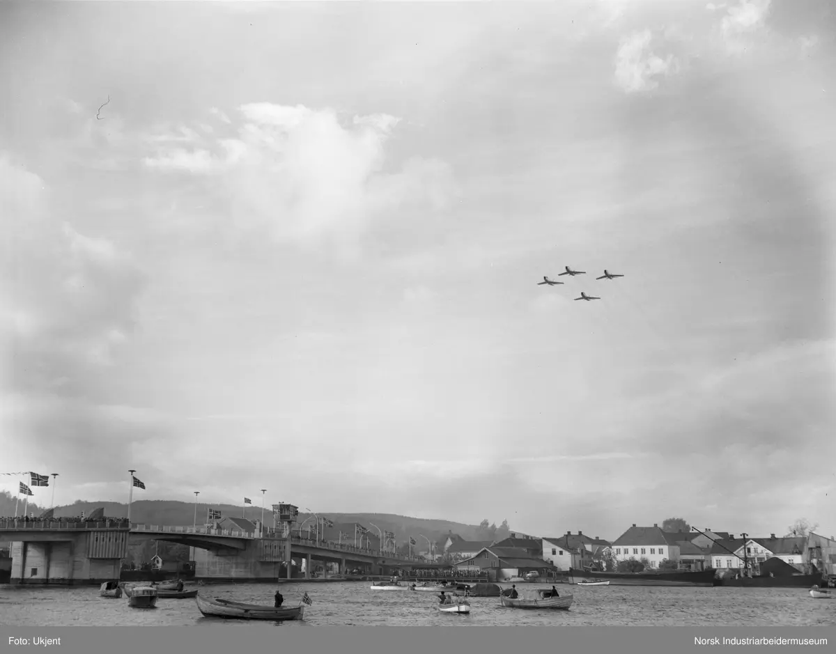 Åpningen av den nye Porsgrunnsbrua. Flyshow. Jagerfly markerte åpningen.