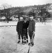 Från vänster, med skridskor och ishockeyklubba, står Per 