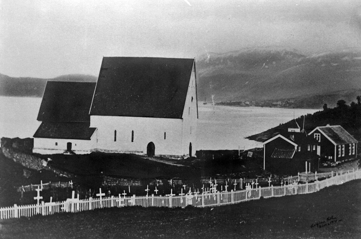 Trondenes kirke, med kirkegård i forgrunnen.