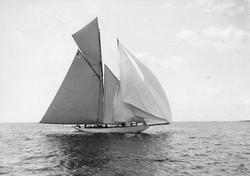 "Susanne vid målet utanför Ronneby 12/7 -04."
"E. Salander f