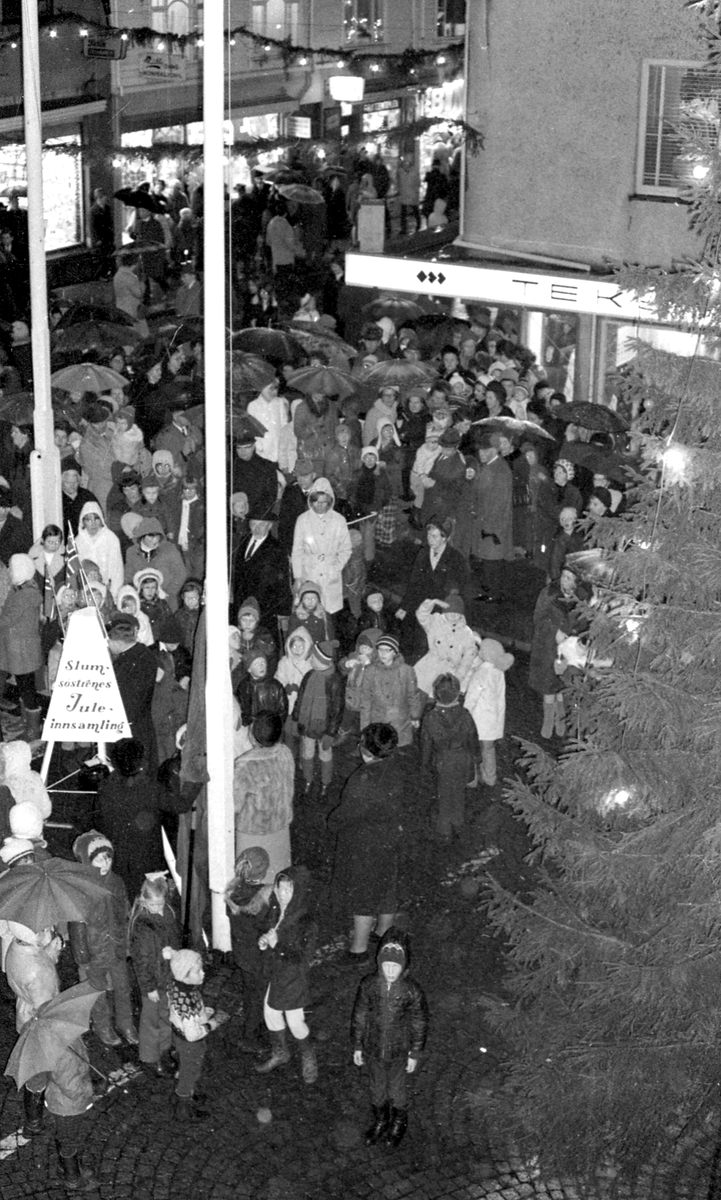 Tenning av julegata og julegrana.  Større folkemengde samlet i krysset Haraldsgt. Torgbakken for å se på tenningen av juletreet og julegata.