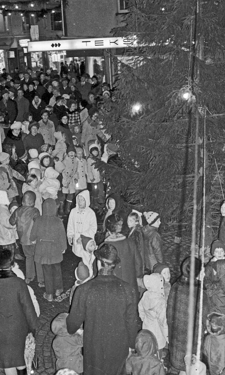 Tenning av julegata og julegrana.  Større folkemengde samlet i krysset Haraldsgt. Torgbakken for å se på tenningen av juletreet og julegata.