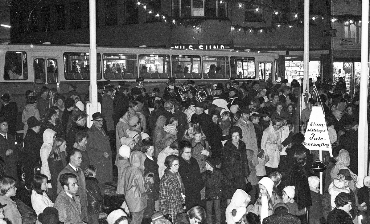 Tenning av julegata og julegrana.  Større folkemengde samlet i krysset Haraldsgt. Torgbakken for å se på tenningen av juletreet og julegata.