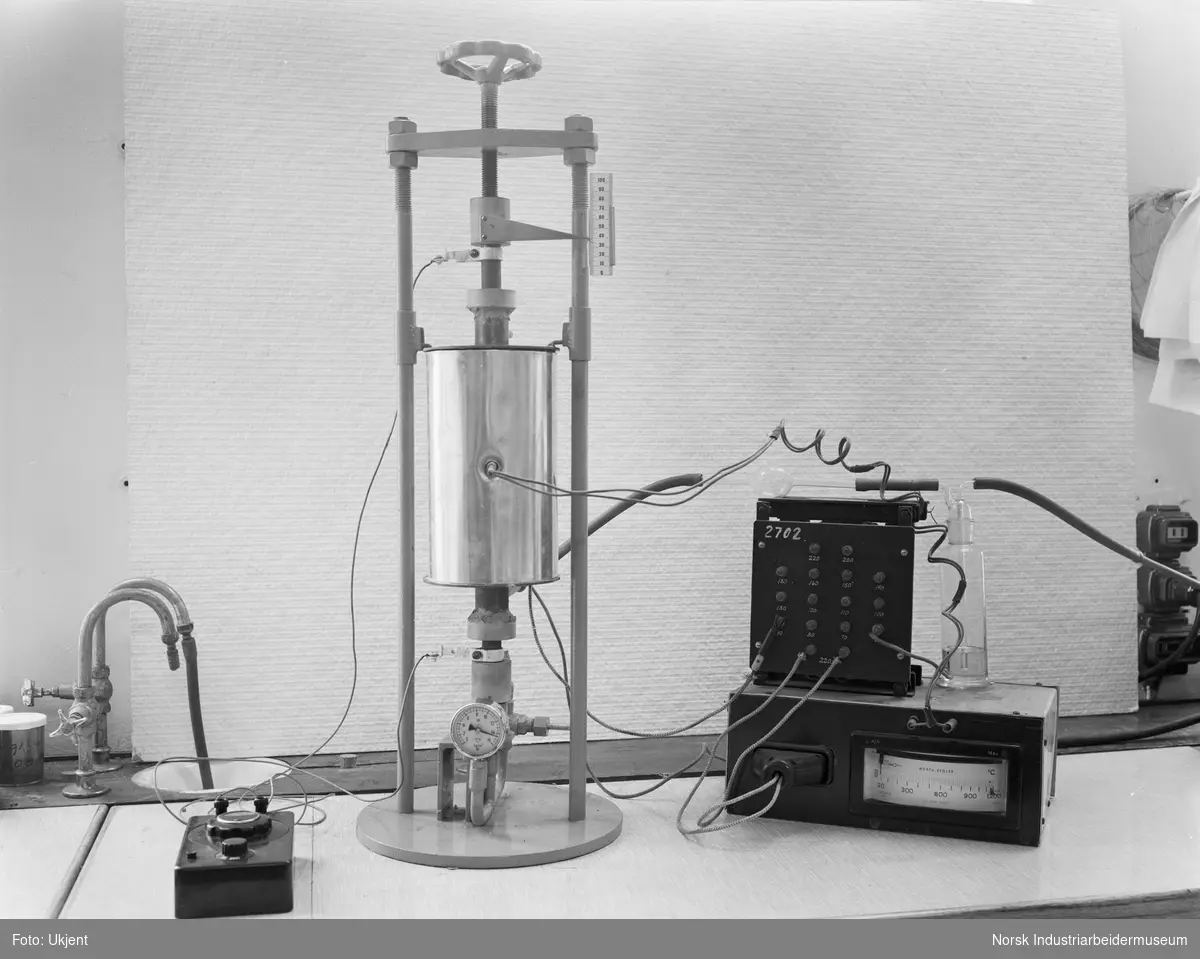 Apparat for måling av elektrisk ledningsevne i koks, Forskningslaboratorium.