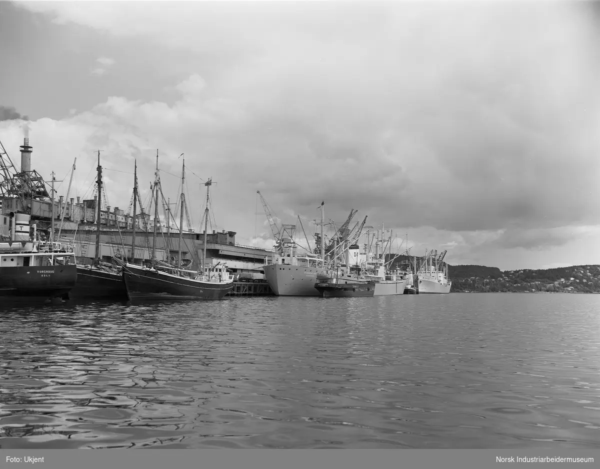 Båter ved kai. Oversikt fra sjøen NV., M/S Himmerland og M/S Borgland.