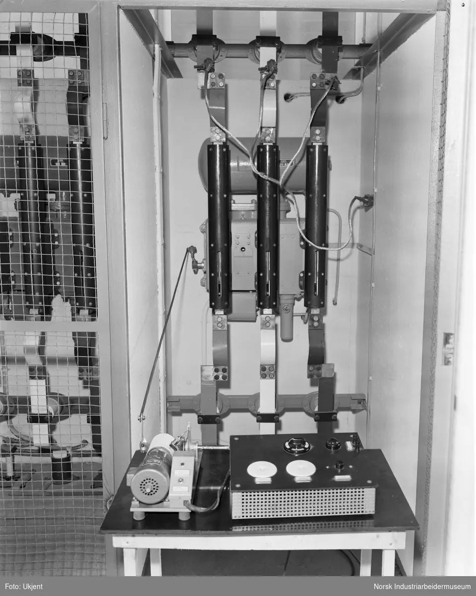 Måleoppstilling på bryter i 3 kv. rom i kraftstasjonen.