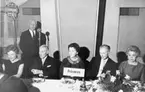 FRÅN POSTVERKETS MEKANISKA VERKSTADS 50-ÅRSJUBILEUM, 1964. Supé på Hotell Malmen, Stockholm, den 2 mars 1964. Postdirektör Knut Granquist, från Östra Distriktet, håller tal.