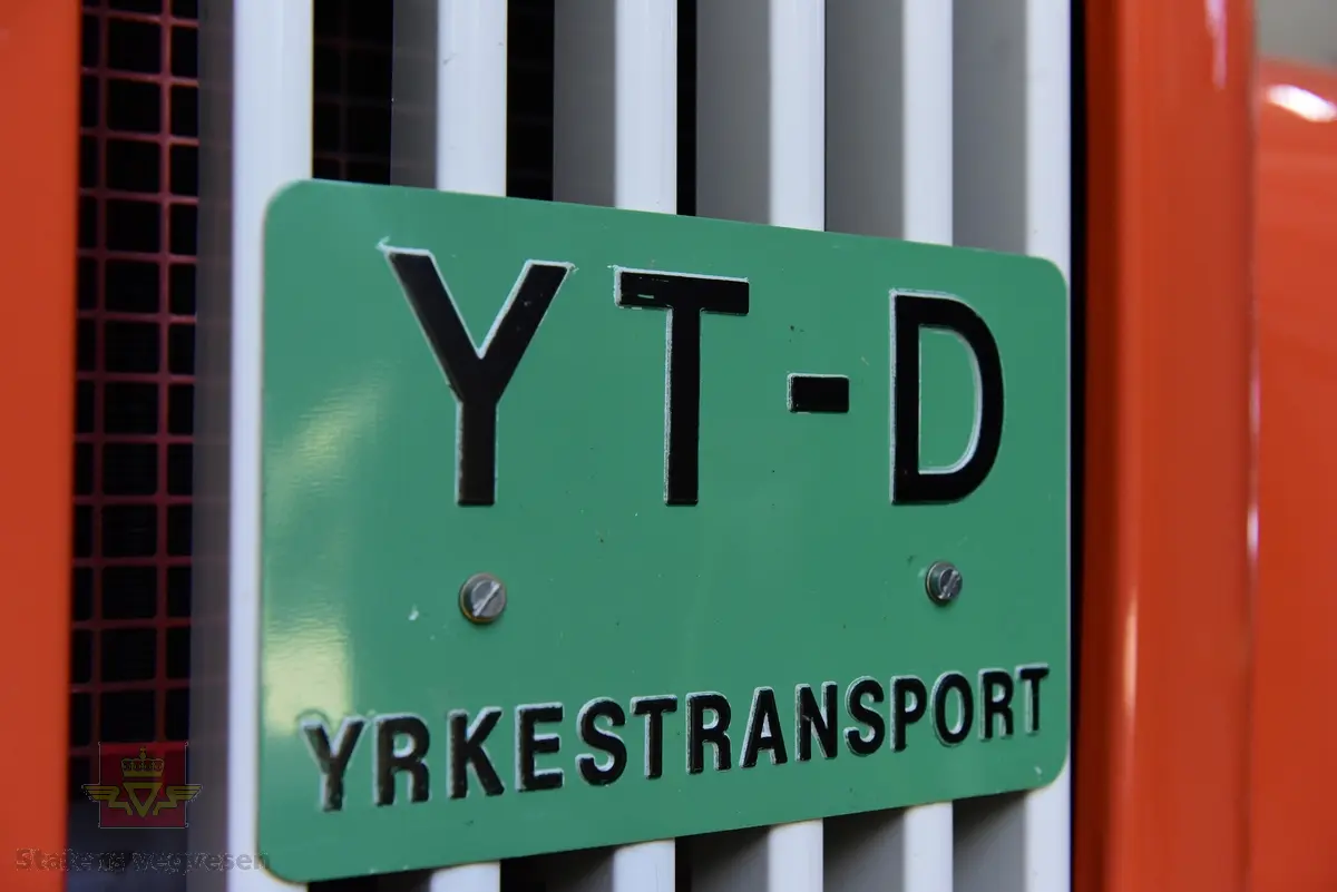 Lastebil på 6 hjul, (to akslet) med bakhjuls drift. Akselavstand 4,2 meter.  I hovedsak oransje. Motoren er en turbomatet 4-sylindret dieselmotor av typen Scania-Vabis DS5, den yter 120 hestekrefter og har et sylindervolum på 5193 kubikkcentimeter. Girkassen er en manuell 5-trinns synkronisert utgave, høy- og lavgir i bakakslingen (two-speed) gir tilsammen 10 gir pluss revers. Bremsene er drevet av trykkluft. Bilen har lasteplan med karmer og et ekstra sett karmer på toppen. Bilen har 3-veis hydraulisk tipp fra Thanstrøm i Halden. Svart interiør, lakkert grå innvendig. Egenvekten er ca. 5,1 tonn, lasteevne ca. 5,825 tonn. Totalvekt 11 tonn.
Farge: paprika rød.
