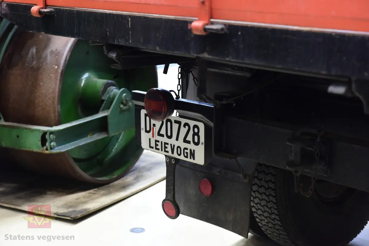 Lastebil på 6 hjul, (to akslet) med bakhjuls drift. Akselavstand 4,2 meter.  I hovedsak oransje. Motoren er en turbomatet 4-sylindret dieselmotor av typen Scania-Vabis DS5, den yter 120 hestekrefter og har et sylindervolum på 5193 kubikkcentimeter. Girkassen er en manuell 5-trinns synkronisert utgave, høy- og lavgir i bakakslingen (two-speed) gir tilsammen 10 gir pluss revers. Bremsene er drevet av trykkluft. Bilen har lasteplan med karmer og et ekstra sett karmer på toppen. Bilen har 3-veis hydraulisk tipp fra Thanstrøm i Halden. Svart interiør, lakkert grå innvendig. Egenvekten er ca. 5,1 tonn, lasteevne ca. 5,825 tonn. Totalvekt 11 tonn.
Farge: paprika rød.