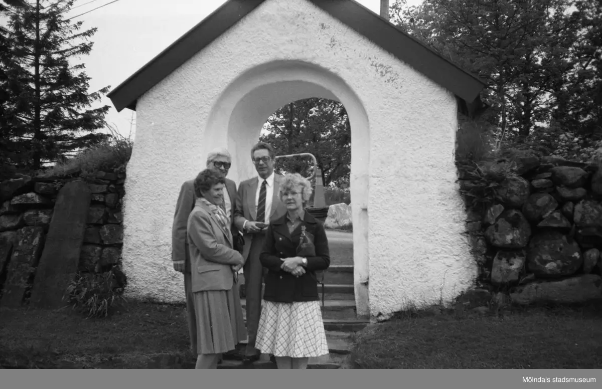 Helgmålsbön med musik i Kållereds kyrka, år 1983. Utanför kyrkan till vänster ses Kerstin och Åke Magnusson, Kållered, och till höger Kerstin och Harry Moum, Kållered.

För mer information om bilden se under tilläggsinformation.