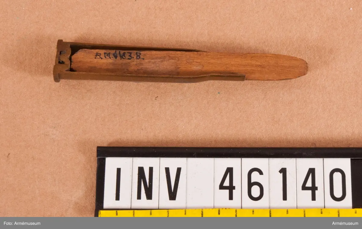 Grupp V.
8 mm genomskuren blind patron till 8 mm gevär m/1867-69.